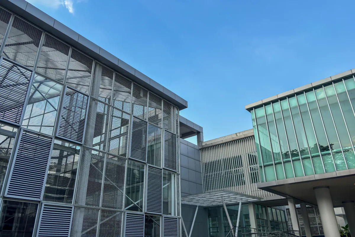 Universitätsgebäude mit moderner Glasarchitektur