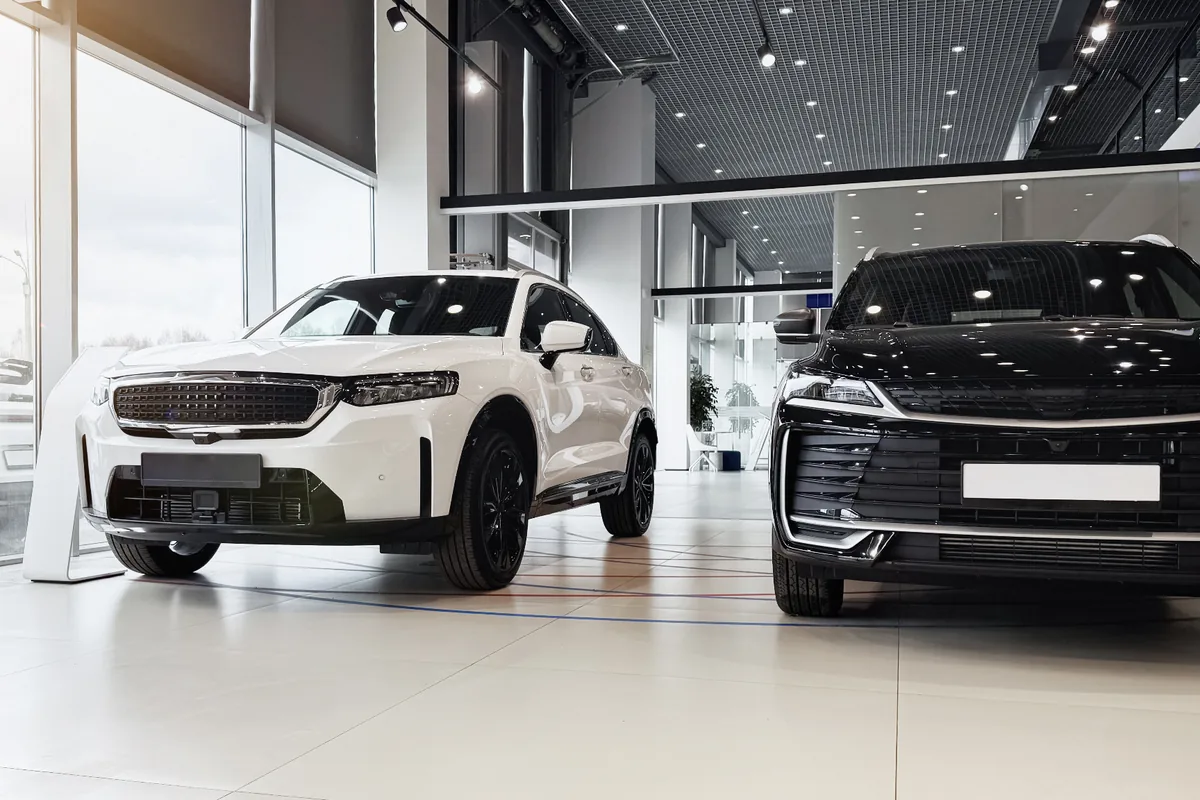 Automobil-Showroom mit großflächiger moderner Verglasung