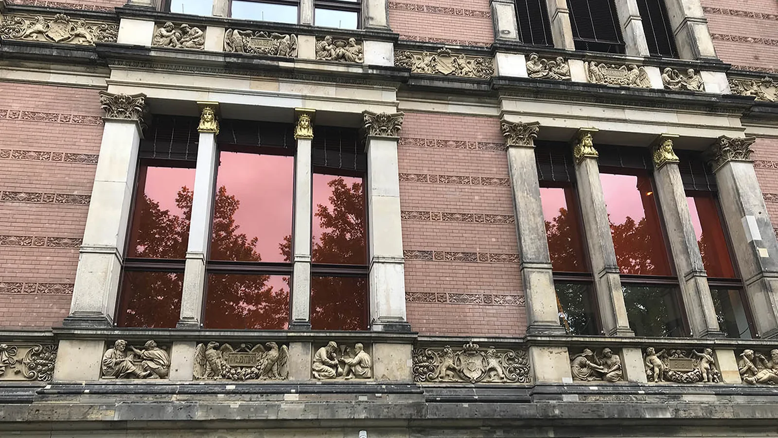 Sonnenschutzfolie an den historischen Fenstern des Bode-Museums in Berlin