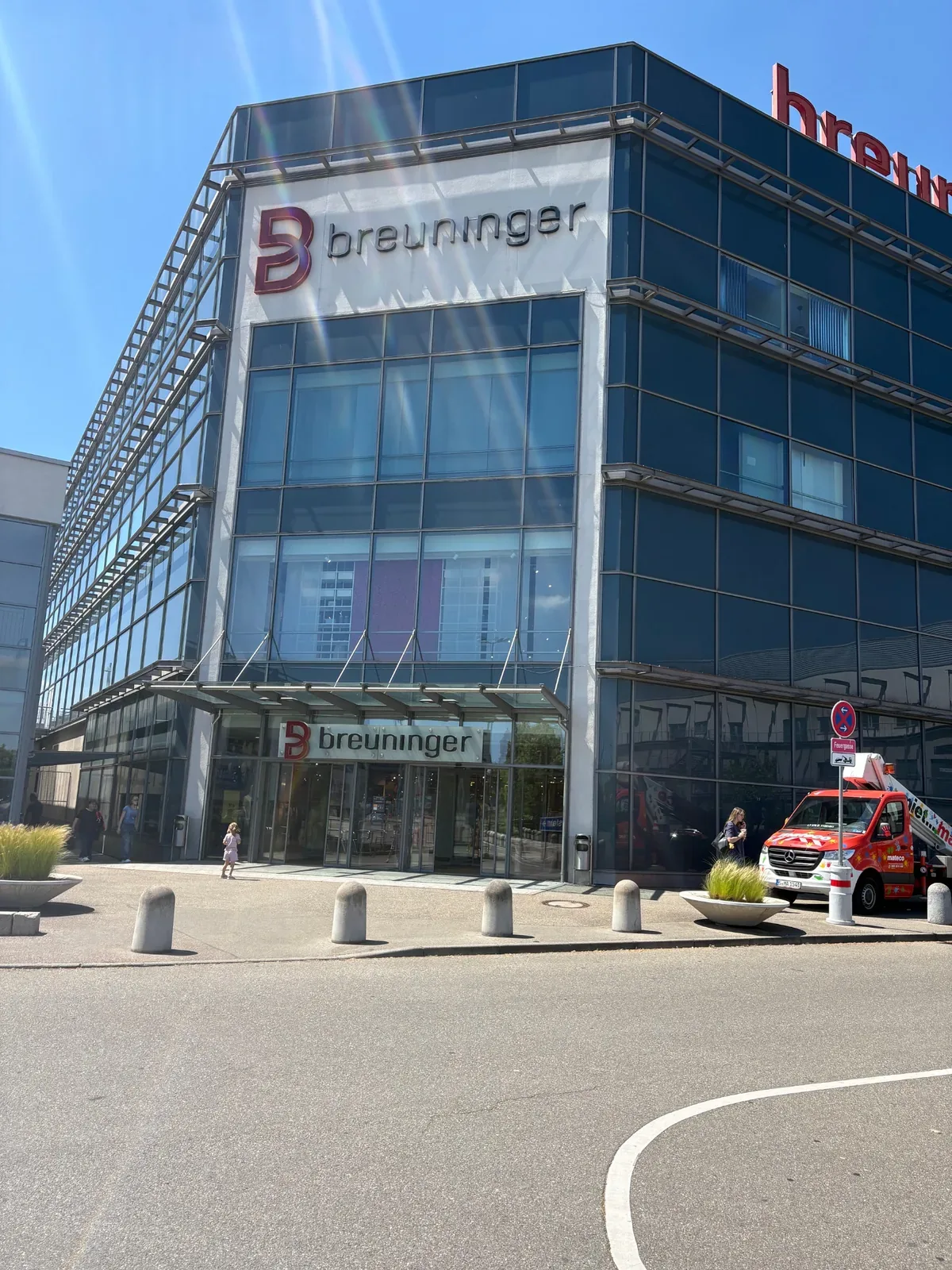 Breuninger Gebäude mit großflächiger Glasfassade als Referenz