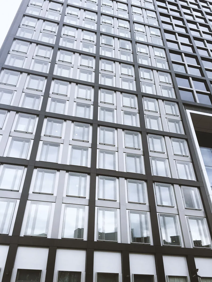 Hochhausfassade mit zahlreichen Fensterflächen