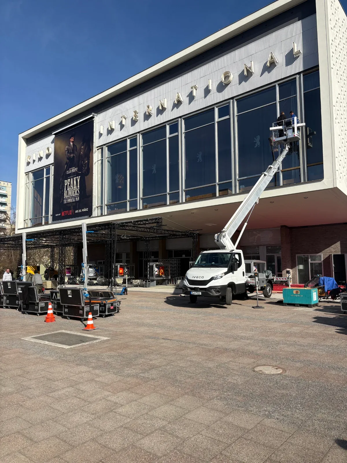 Montagearbeiten am Kino International in Berlin