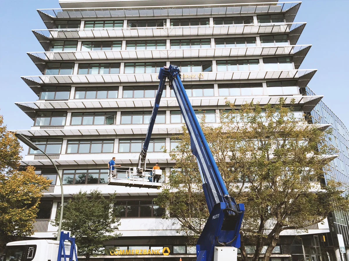 Napierala Montage mit Arbeitsbühne an einem mehrgeschossigen Gebäude