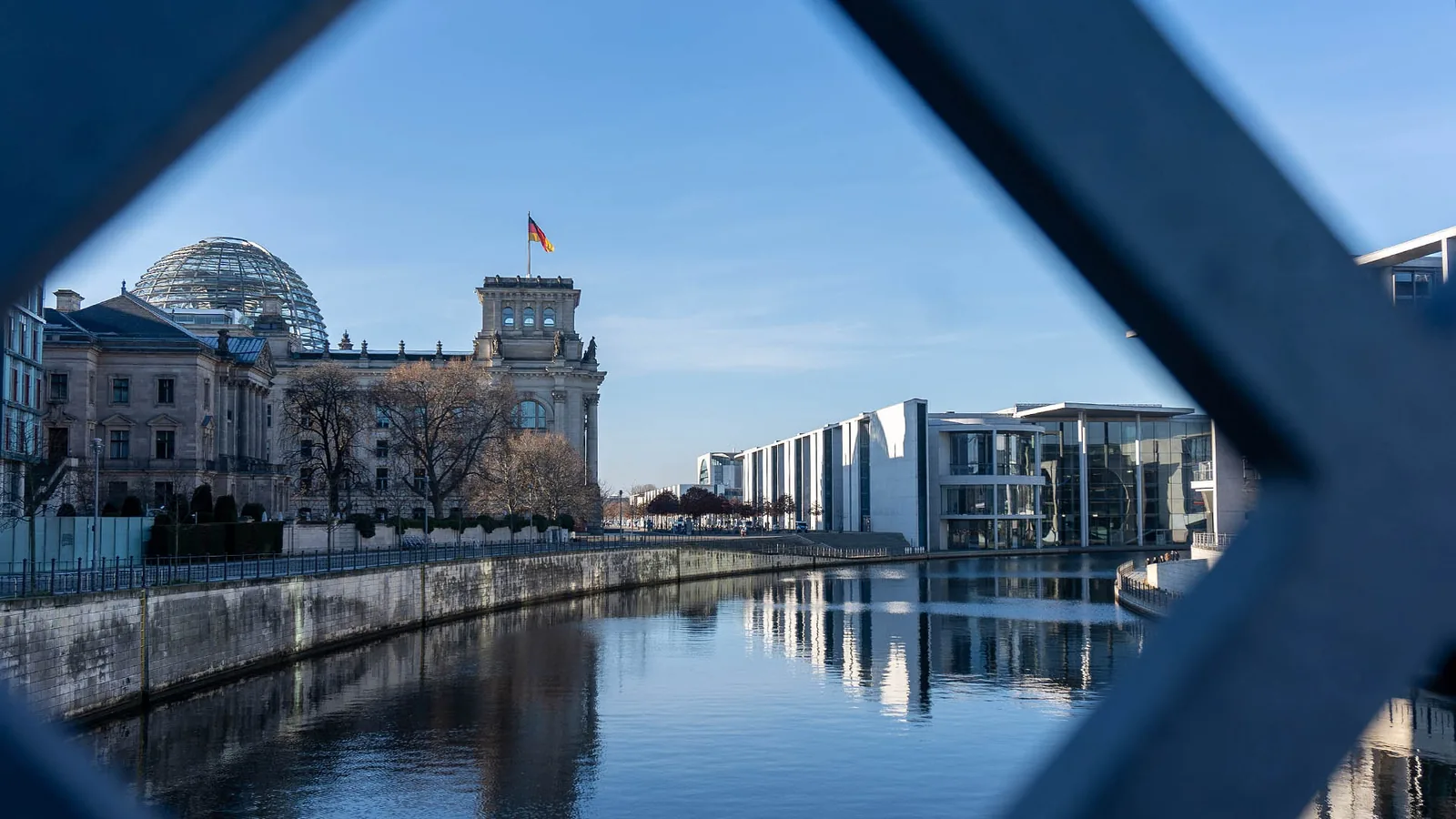 Blick auf das Berliner Regierungsviertel mit Reichstagsgebäude