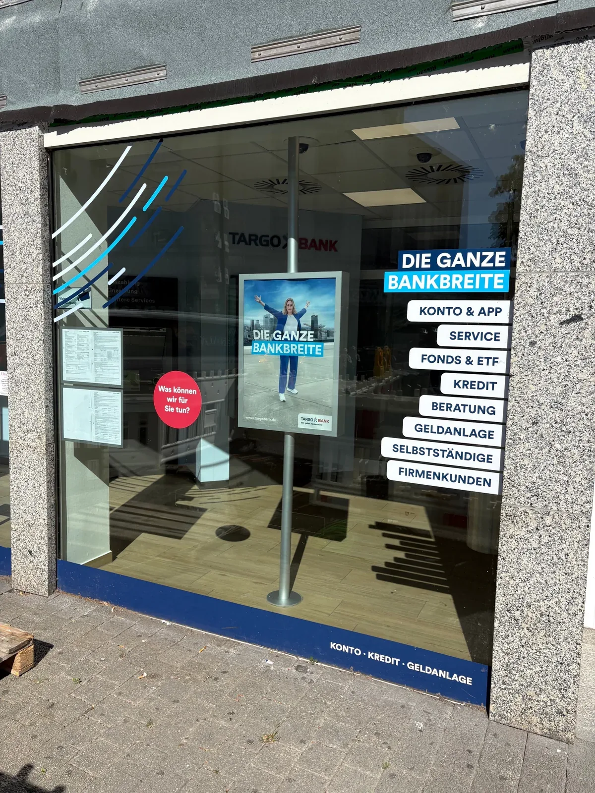 Gestaltete Schaufensterfläche einer TARGOBANK Filiale
