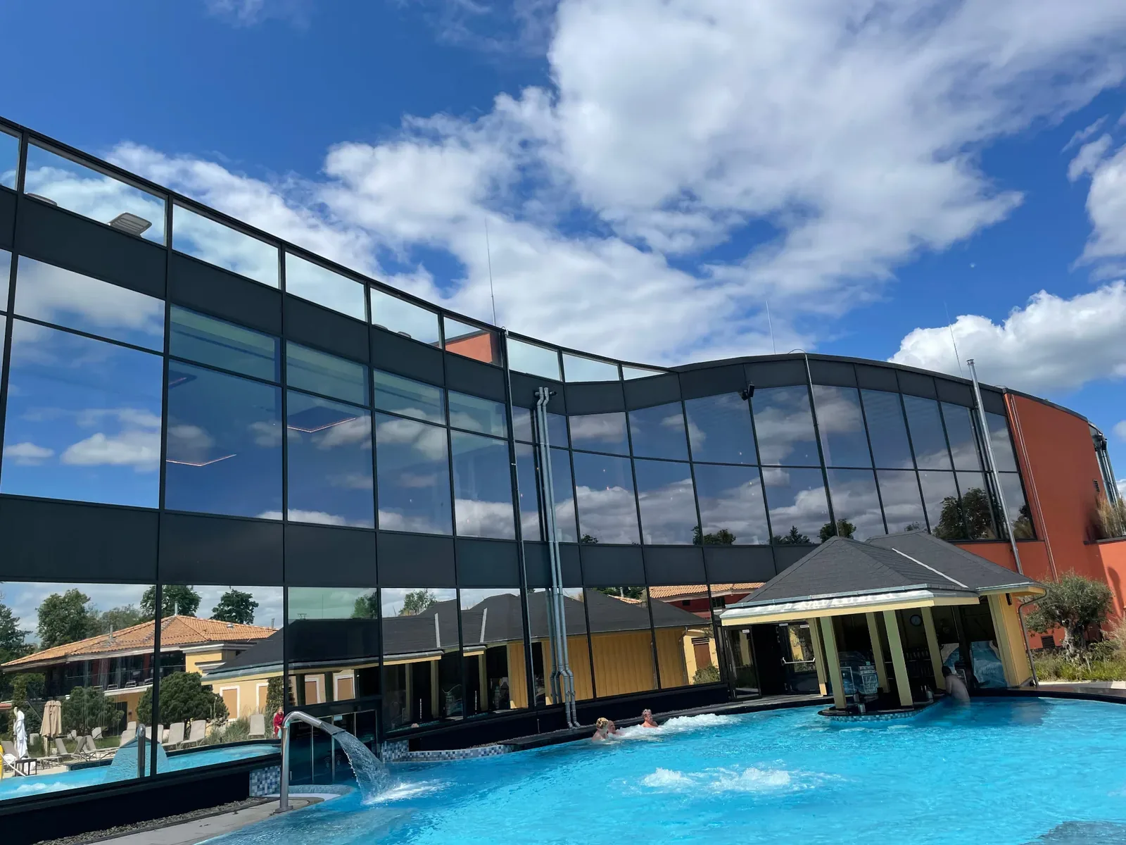 Glasfassade einer Therme als Referenz für professionelle Folienmontage