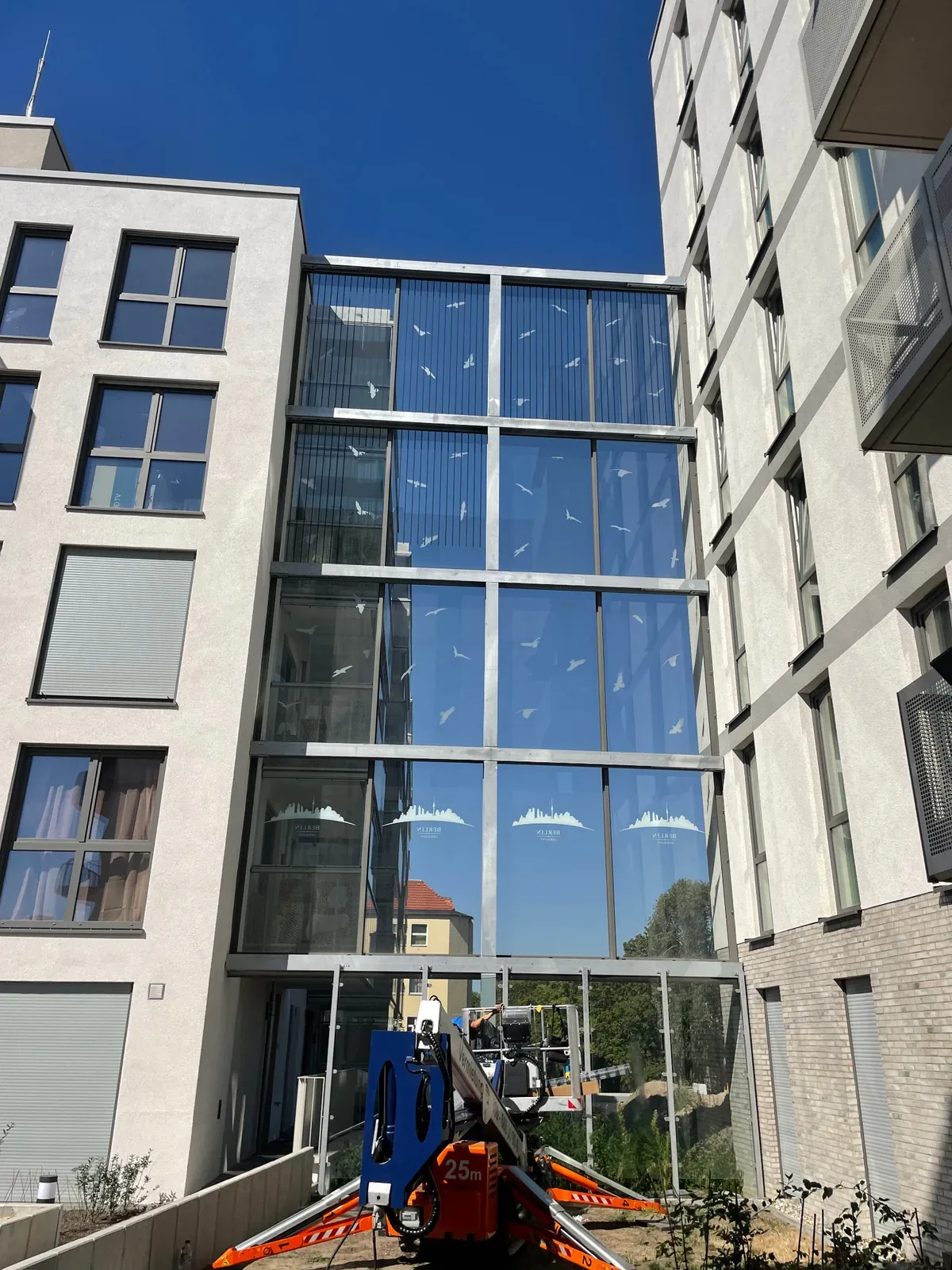 Glasfassade mit Vogelschutzmarkierungen als Referenzprojekt