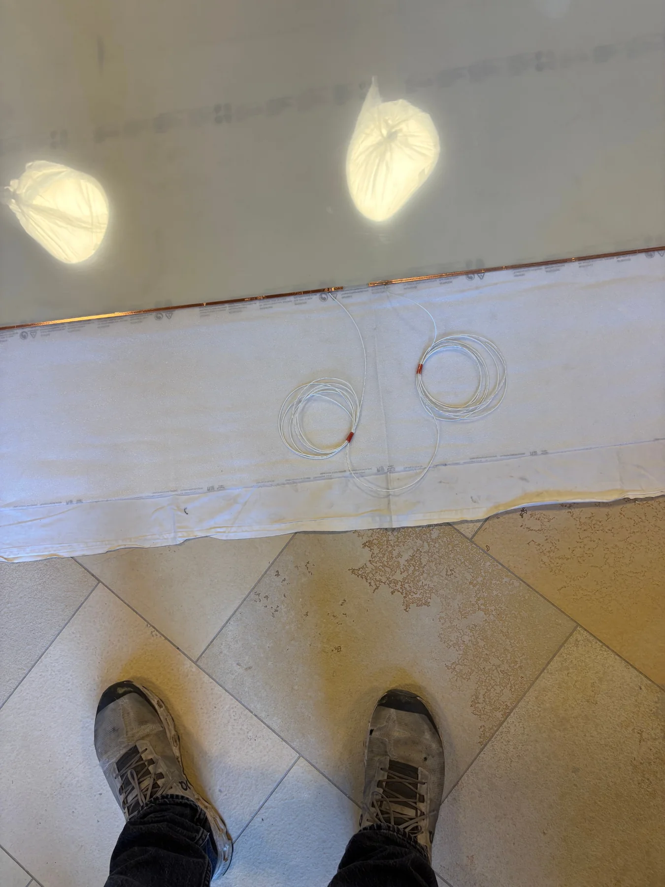 Vorbereitete Anschlussleitungen einer schaltbaren Folie