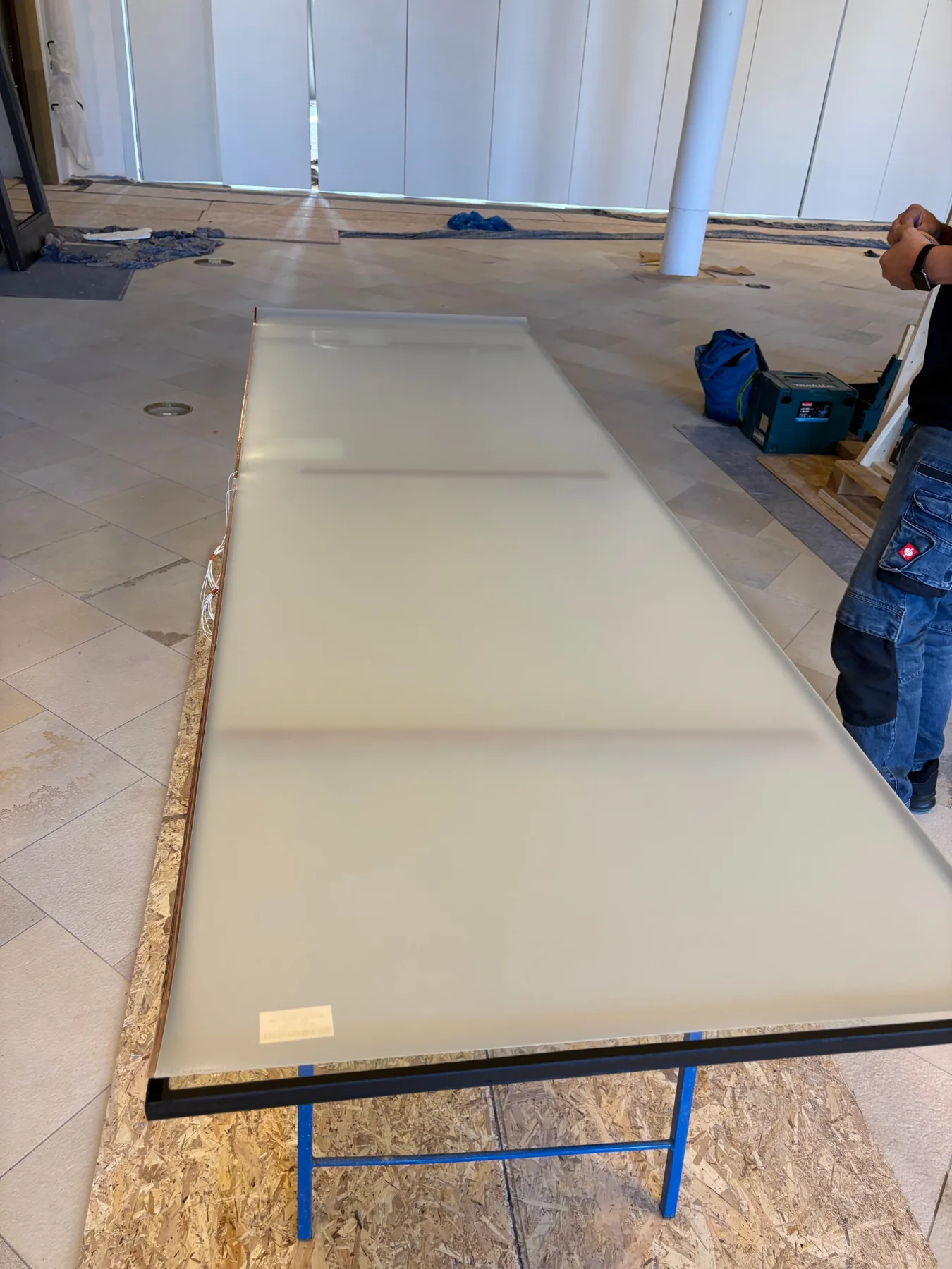 Großformatiges Glaselement mit schaltbarer Folie vor der Montage