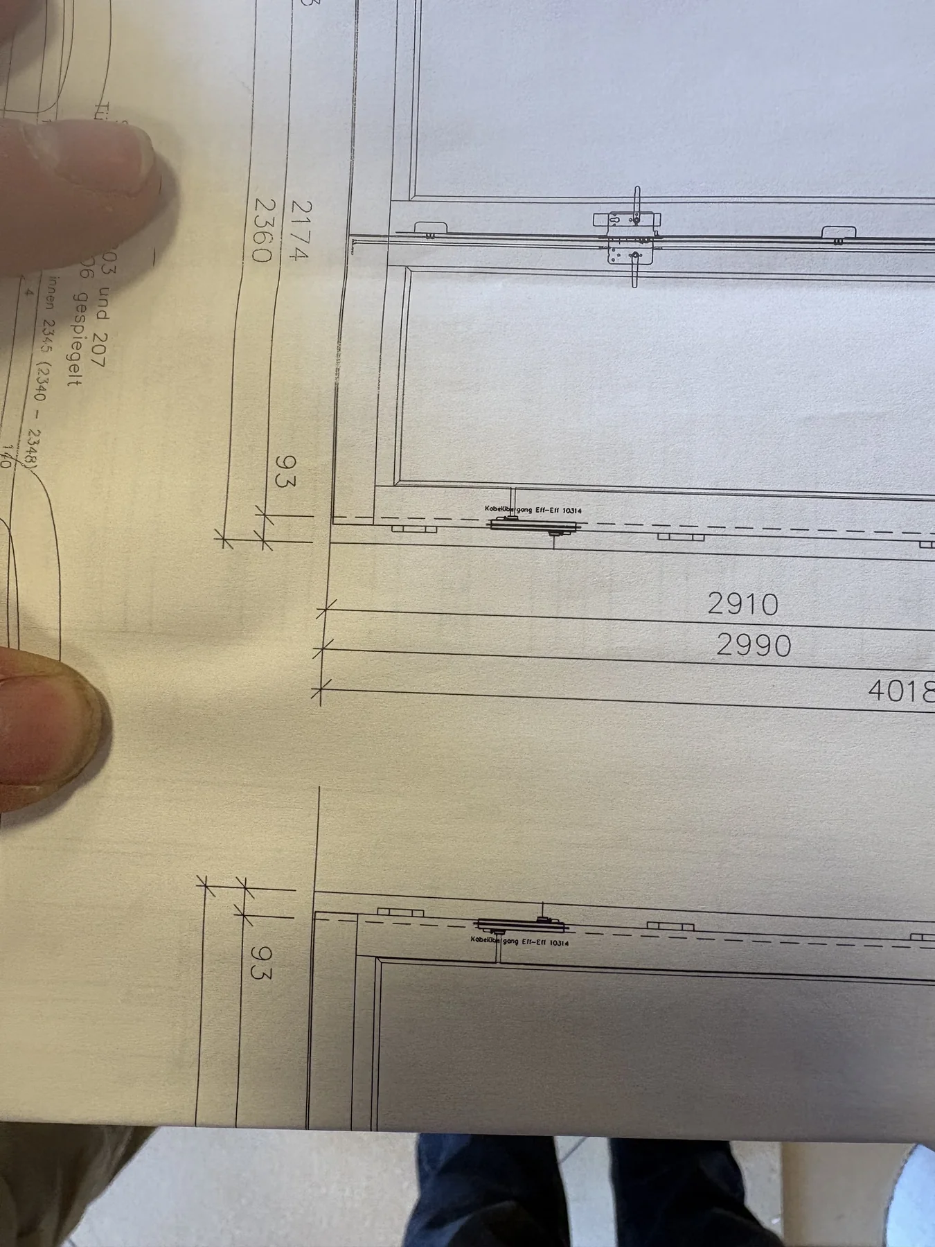 Technische Zeichnung eines verdeckten Kabelübergangs an einer Glastür