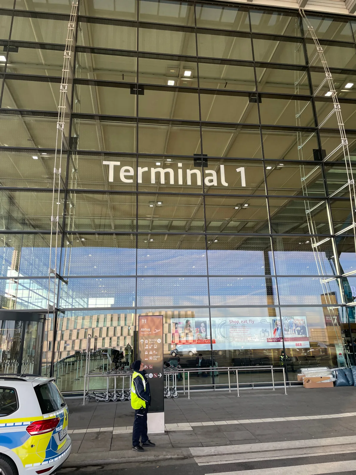 Glasfassade am Terminal 1 des Flughafens BER mit Vogelschutzmarkierung
