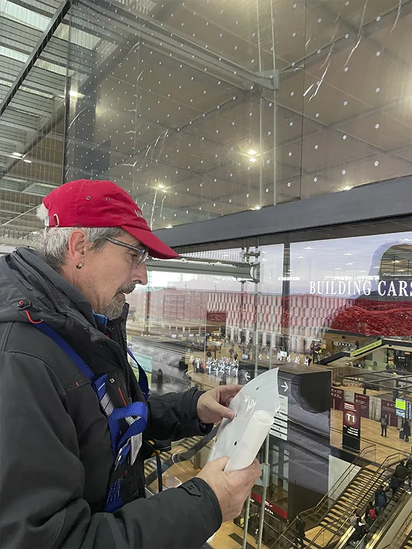 Fachmonteur prüft Vogelschutzfolie vor der Montage
