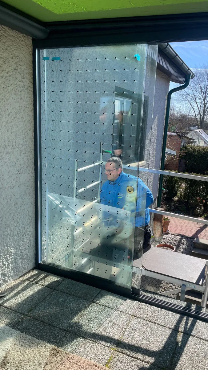 Montage einer Vogelschutzfolie an einer privaten Glasfläche